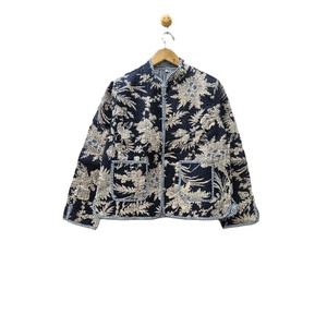 Veste d'hiver en coton pur indien Kantha matelassée, écologique, imprimée à la main, motif floral, avec décoration à rayures et rivets - Product Image 1