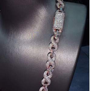 สร้อยคอฮิปฮอปแบบ Cuban Link เงินแท้ 925 ชุบทอง ประดับเพชรโมอิสซาไนต์ทรงเหลี่ยม สำหรับงานแต่งงาน งานหมั้น หรืองานปาร์ตี้ (แบบ unisex) - Product Image 5