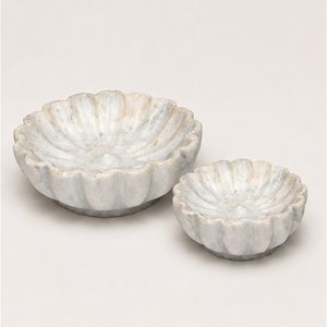 Ensemble de bols décoratifs en marbre blanc festonné avec motif de pétales cannelés pour centre de table de luxe et décoration intérieure moderne - Product Image 1