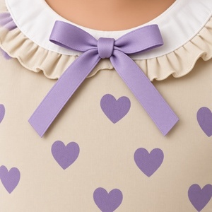 Conjunto de Pijama para Niñas al por Mayor con Estampado de Corazones, Top con Cuello con Volantes y Lazo, y Pantalones Largos, Conjunto de Dos Piezas para Dormir - Product Image 4