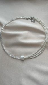 Collier ras-de-cou fait main en perles blanches avec accents bleu-vert, forme ronde, bijoux pour femme, idéal pour l'été et les tenues décontractées. - Product Image 6