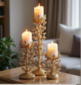 Porte-bougies festifs en forme de gobelets dorés avec décorations de verdure et de rubans. Style élégant disponible à prix de gros. - Product Image 3