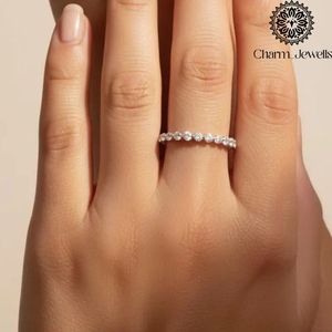 Bague d'éternité de fiançailles pour femme Charm Jewells plaquée or 22 carats avec moissanite taille coussin sertie à griffes, classique, certifiée IGI - Product Image 4