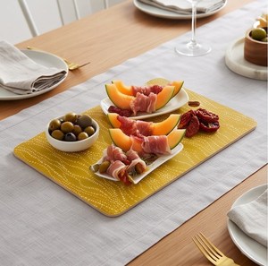 Tabla de cortar rectangular amarilla con patrón de ondas blancas punteadas y orificio para colgar - Product Image 3