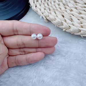 Pendientes de Perlas Akoya de Agua Dulce de 6-8 mm, Forma de Bombilla Pequeña, Espejo, Luz, Blanco Exquisito, Aguja de Plata Pura, Perfectamente Redondos - Product Image 1