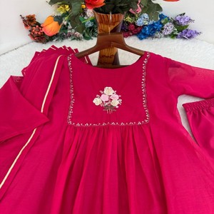 VASTRA COTTAGE Conjunto de Vestido de Viscosa Pura Mul Chanderi con Pantalón de Crepé de Seda y Dupatta Gotta Patti, Color Vino Oscuro, Tradicional para Mujer - Product Image 2