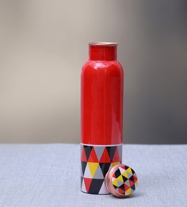 Bouteille d'eau en cuivre pur avec imprimé géométrique triangulaire, finition émaillée rouge, anti-fuite, récipient ayurvédique pour la santé - Product Image 1