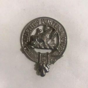Ceci est un badge de blason du clan Grant en étain. Il porte le motto du clan, « Stand Fast », et le blason d'une montagne enflammée. - Product Image 3