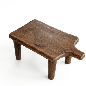 Planche à découper en teck style ferme avec pieds, plateau de service décoratif en bois pour tapas, charcuterie artisanale et préparation culinaire - Product Image 1