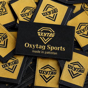 Étiquettes tissées Oxytag Sports, étiquettes principales rectangulaires brodées en tissu, fabriquées au Pakistan, pour vêtements, prix bas, vente en gros OEM. - Product Image 5