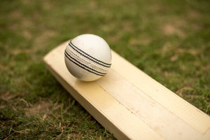 Pelota de Cricket Blanca Clásica Radhe Enterprises Modelo RE/25-26/255 Costuras Tradicionales Duraderas Cosida a Mano Ambidiestra Juvenil 38mm - Product Image 3