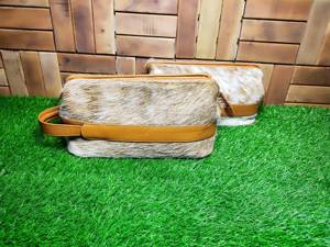 Trousse de rasage de voyage légère et personnalisable en cuir véritable imperméable avec fermeture éclair et poignée, idéale pour organiser vos accessoires. - Product Image 1