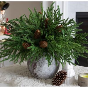 12 Mazzi di Rami di Pino Norfolk Artificiali e 5 Grandi Pigne Finte per Vasi, Decorazioni Natalizie per Tavoli e Feste - Product Image 1