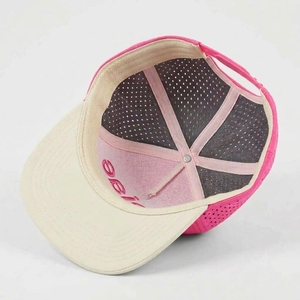 หมวกแก๊ปแบบ Snapback 7 แผง แบบกำหนดเอง ตัดด้วยเลเซอร์ ระบายอากาศได้ดี ทรงแบน ผลิตตามแบบ OEM ODM  ขั้นต่ำในการสั่งซื้อน้อย - Product Image 5
