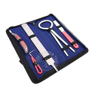 Kit d'outils de soin des sabots de cheval pour fermeurs avec râpe à sabots double face, testeur de sabots, couteau à abcess, couteau à écartement et outil de récupération, dans un étui - Product Image 1