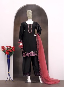 Élégante tenue pakistanaise prête-à-porter en satin de verre avec broderies et travail de sequins, idéale pour les fêtes, export Inde, prix de gros - Product Image 3
