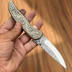 Navaja Plegable de Acero Inoxidable Grabada a Mano con Hoja de Punta Caída y Perilla para el Pulgar, EDC - Product Image 2