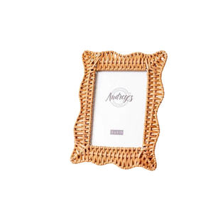 Cadre photo en rotin festonné fantaisie, présentoir à photos en osier fait main pour la décoration de chambre d'enfant et style Cottagecore - Product Image 5