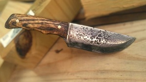 Cuchillo de caza forjado a mano con hoja fija, de acero inoxidable, punta de clip, mango de madera, grado industrial, OEM disponible, 3 años de garantía. - Product Image 4