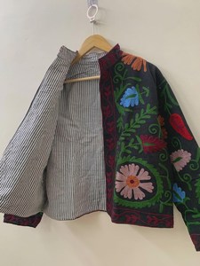 Chaqueta Corta Bordada a Mano con Diseño Floral Suzani para Mujer, Chaqueta Abierta de Algodón Estilo Bohemio Étnico, Regalo Artesanal para Ella - Product Image 4