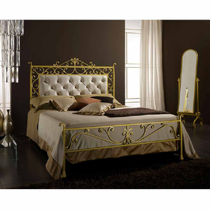 El elegante calado dorado y la cabecera capitoné brindan un espacio de descanso clásico y lujoso. Disponible a precios de mayorista. - Product Image 1