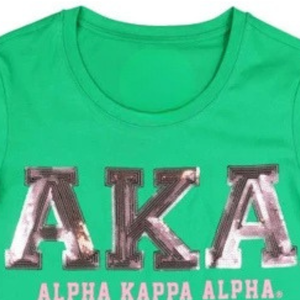 T-shirt graphique personnalisé vert et rose à manches courtes, col rond, haut décontracté et tendance, design métallique, vêtement élégant pour femme au quotidien - Product Image 6