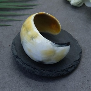 Conjunto de Pulseras y Brazaletes de Cuerno de Búfalo Ecológico Oscuro, Hechos a Mano y Personalizados con Temática Animal, Modelo Artístico Coleccionable de Uttar Pradesh - Product Image 2