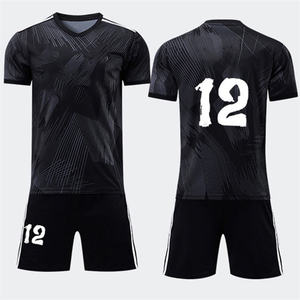 Ensemble de maillot de football pour hommes noirs avec short, impression par sublimation, polyester respirant, uniforme sportif pour adultes - Product Image 4