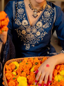 Conjunto de Kurta Azul Bordado para Mujer con Dupatta, Tradicional, de Rayón, Largo hasta la Rodilla, Corte Regular, Estilo Informal, Estilo India-Pakistán, de Secado Rápido - Product Image 6