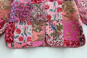 Chaqueta Bomber Acolchada Floral Hecha a Mano de Algodón Kantha para Mujer, Chaqueta Corta Reversible para Invierno y Verano, Estilo Indio - Product Image 3