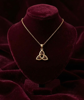 Collier pendentif à trois pierres grenat, laiton plaqué or, motif nœud celtique Triquetra, bijoux en pierre rouge, classique vintage