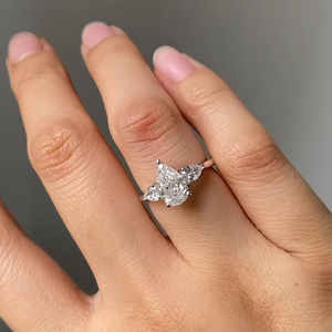 Bague de fiançailles en or 14 carats avec trois pierres en diamant de laboratoire de forme poire de 2 carats, design élégant, classique et intemporel - Product Image 2