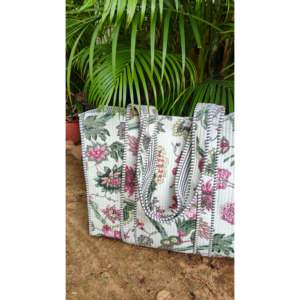 Sac fourre-tout matelassé pour femme, imprimé à la main en Inde, motif floral multicolore, idéal pour l'hiver et l'été, sac à bandoulière pour le shopping - Product Image 1