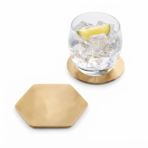 Ensemble de sous-verres en laiton martelé de luxe avec logo personnalisé pour boissons, sous-verres ronds en métal doré pour restaurants, hôtels et bars. - Product Image 2