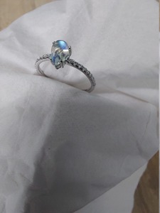 Anillo de Compromiso de Lujo con Diamante de Corte Pera de 1 Quilate, Banda de Oro Blanco para Mujer, Estilo Clásico con Diamantes Laterales - Product Image 1