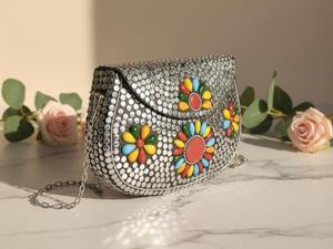 Pochette de luxe artisanale en métal, ornée de cristaux et de strass, pour femmes, d'Inde. - Product Image 3