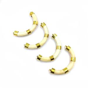 Pendentif en corne de buffle naturelle avec embouts dorés, forme incurvée polie - Product Image 4