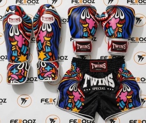 Guantes con cierre de velcro y estampado de sublimación rojo y blanco, equipo transpirable para artes marciales, espinilleras de boxeo Twins y conjunto de pantalones cortos. - Product Image 3