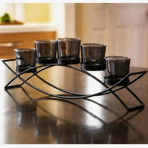 Porte-bougie moderne en métal noir courbé - Centre de table pour 5 bougies votives - Décoration intérieure et éclairage de mariage - Product Image 1