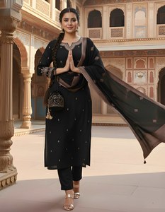 Ensemble Kurta et pantalon en soie romaine brodée noire avec dupatta, col cœur, coupe droite longueur mollet, tenue ethnique pour femme - Product Image 5