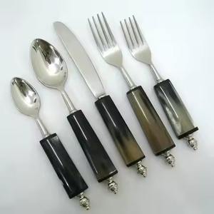 Ensemble de couverts modernes en acier inoxydable de designer, vaisselle haut de gamme pour la cuisine, la salle à manger et les restaurants - Product Image 6