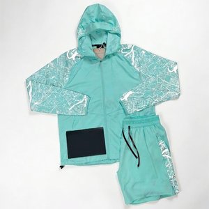Novedades: Conjuntos de dos piezas de nailon para hombre con logo personalizado, cortavientos, sudaderas con capucha y pantalones cortos para exteriores, ropa deportiva ligera para viajes, venta al por mayor. - Product Image 1