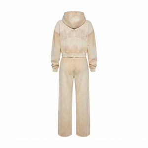 Conjunto de Sudadera Corta Beige con Lavado Ácido y Pantalones Jogger de Pierna Ancha para Mujer, de Algodón y Felpa con Pedrería, Venta al por Mayor OEM - Product Image 3