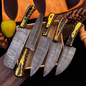 Ensemble de 5 couteaux de cuisine faits à la main avec des lames en acier à motifs superposés et des manches en bois jaune et noir, vente en gros de qualité supérieure - Product Image 1