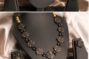Collier géométrique en résine fait main avec accents dorés, ensemble de bijoux ras-du-cou perlé sculpté, cadeau de mariage moderne KOTTRAVAI - Product Image 2