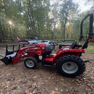 Mini tracteur à roues Massey Ferguson 1840E avec chargeur frontal et équipements fournis par les fournisseurs - Product Image 2