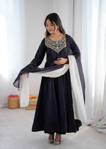 ชุดเดรส Anarkali ผ้าไหมฝรั่งเศสสีเขียวเมห์นดี ทรงพลิ้วพร้อมผ้าคลุมไหล่ - Product Image 4