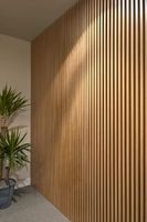 Panneaux muraux WPC à texture bois ou marbre réaliste Pima avec revêtement UV, ignifuges et imperméables pour usage intérieur, modèle 20250515