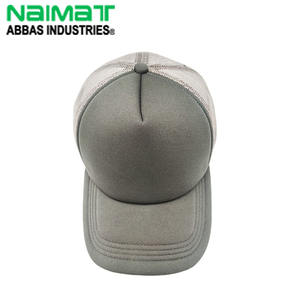 Gorra trucker de espuma gris lisa de cinco paneles con malla, transpirable, deportiva de verano, visera solar, ajustable con cierre snapback para hombres y mujeres - Product Image 1