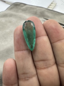 Émeraude naturelle zambienne de 10,86 carats, taille géante, coupe poire, pierre précieuse non montée pour la création de bijoux - Product Image 3